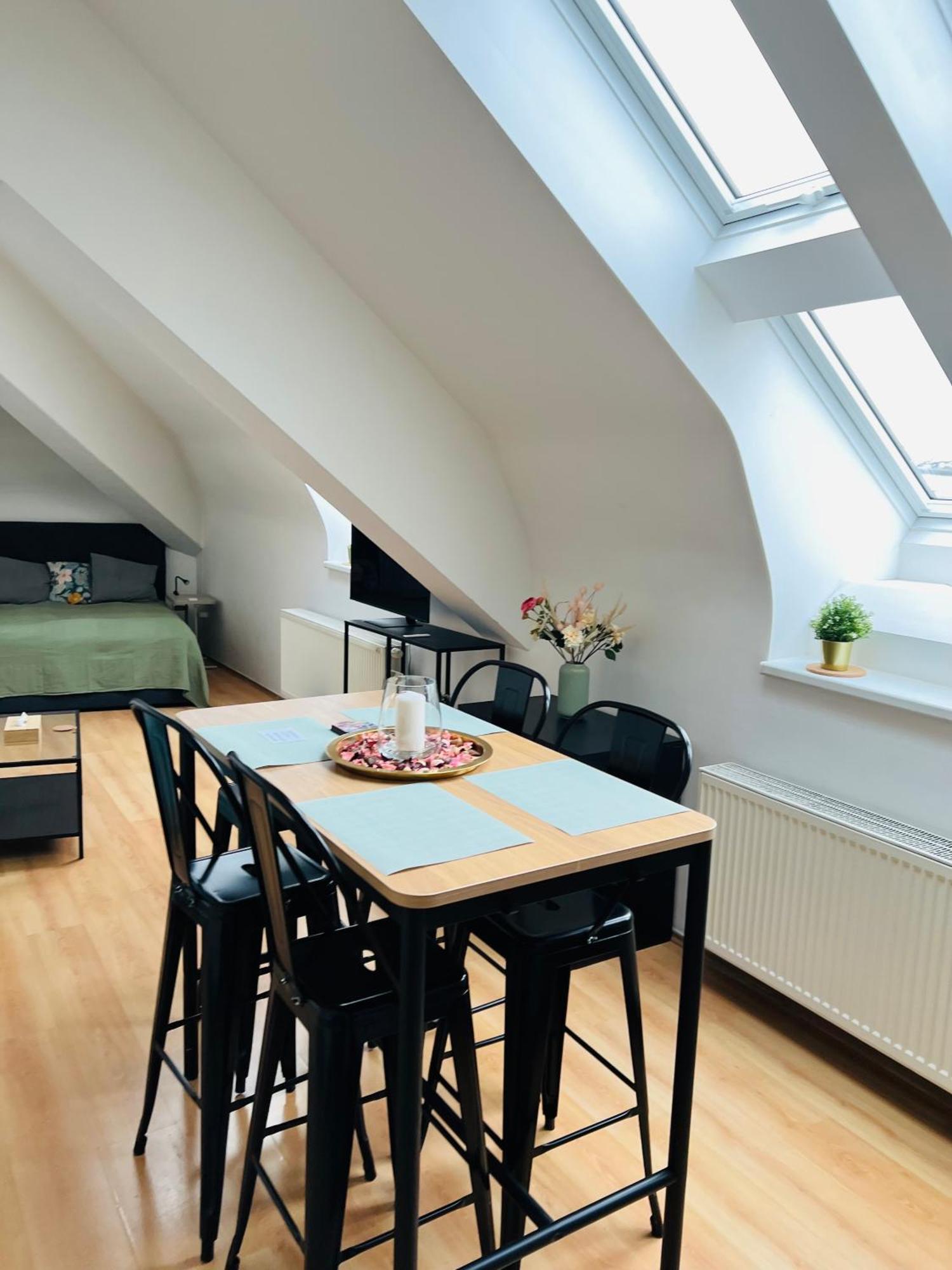 Central, Cozy & Stylish With Views Apartmán Praha