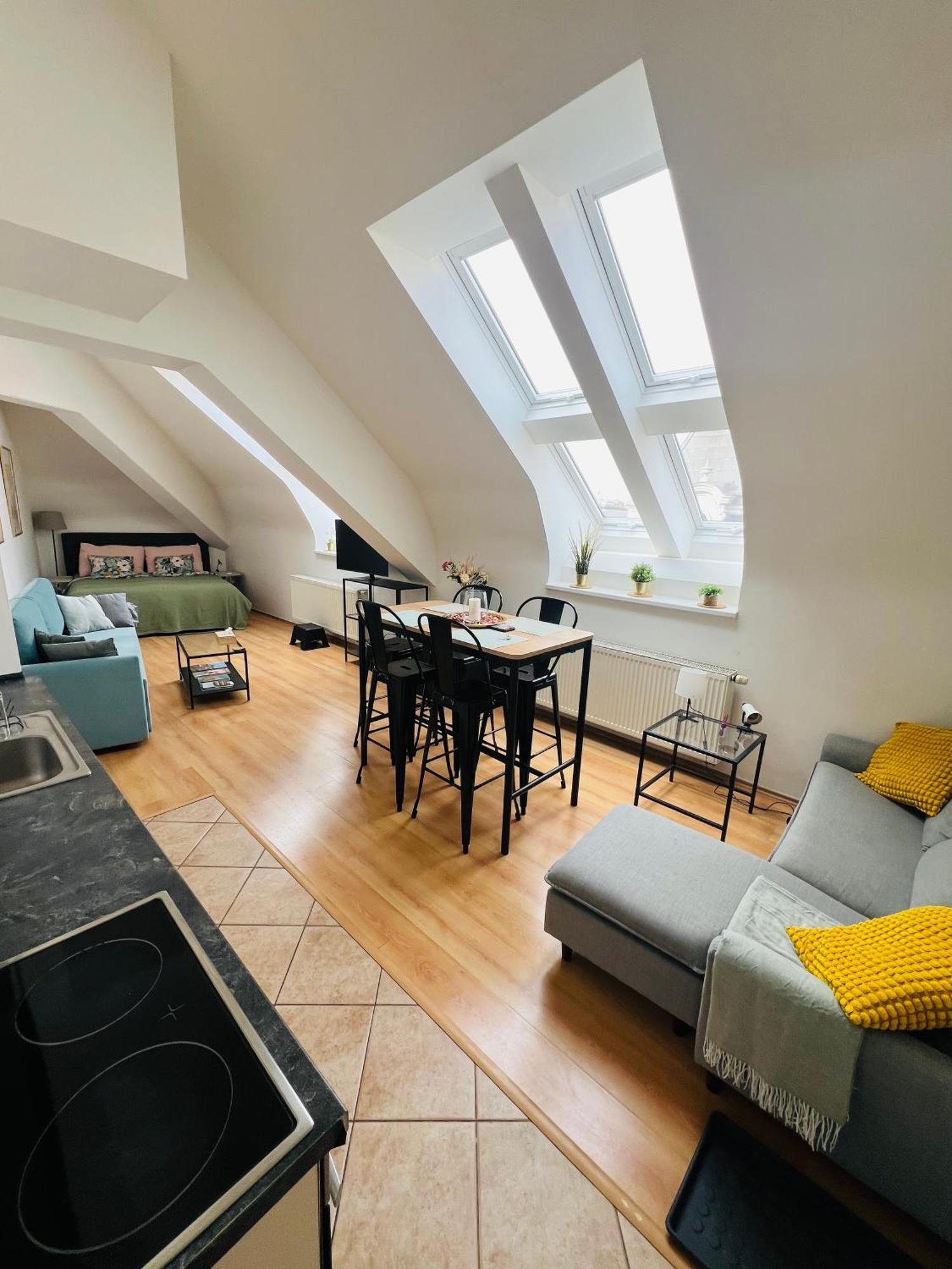 Central, Cozy & Stylish With Views Apartmán *